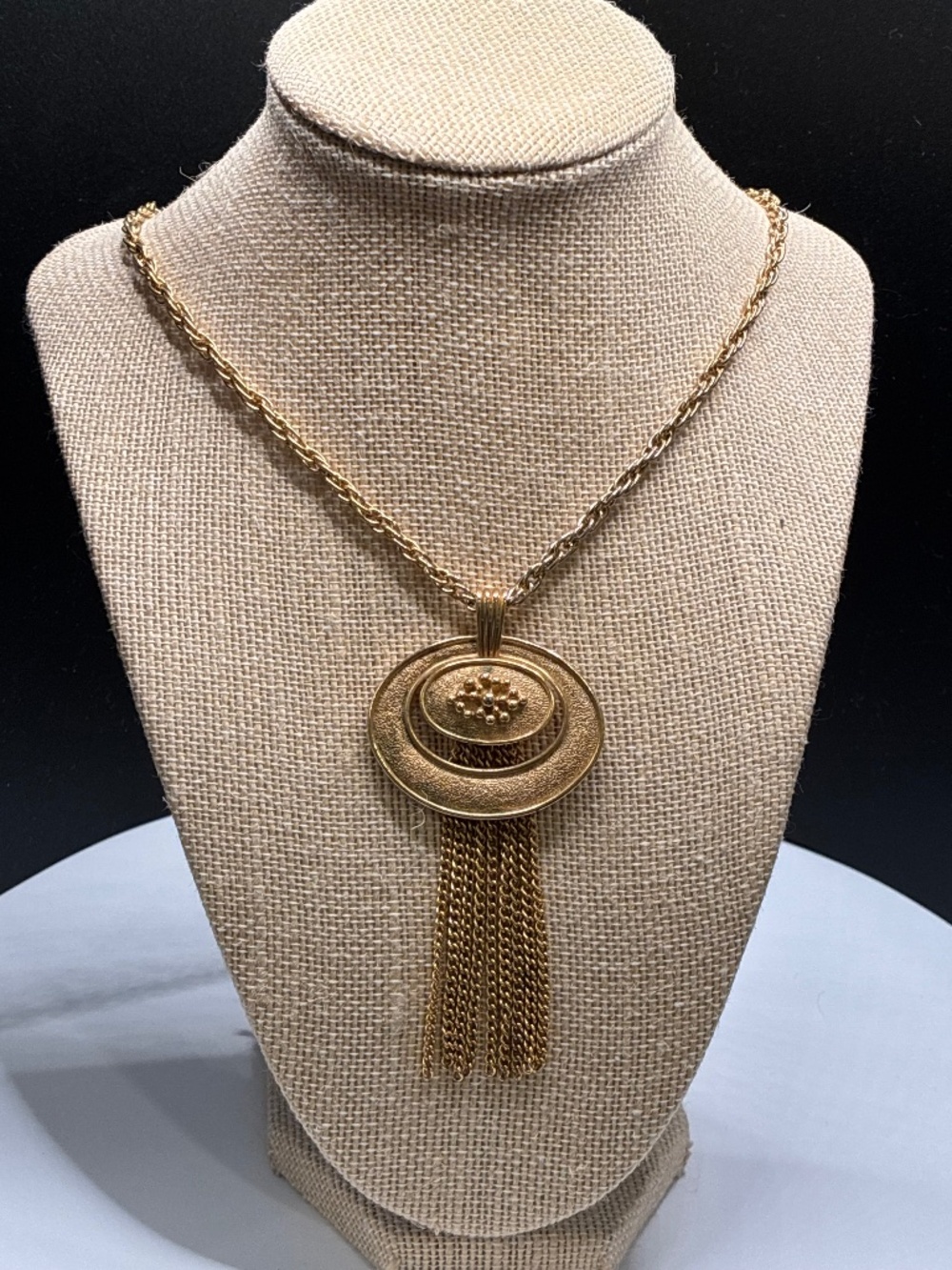 Vintage 1973 Avon gold tone tassel pendant necklace